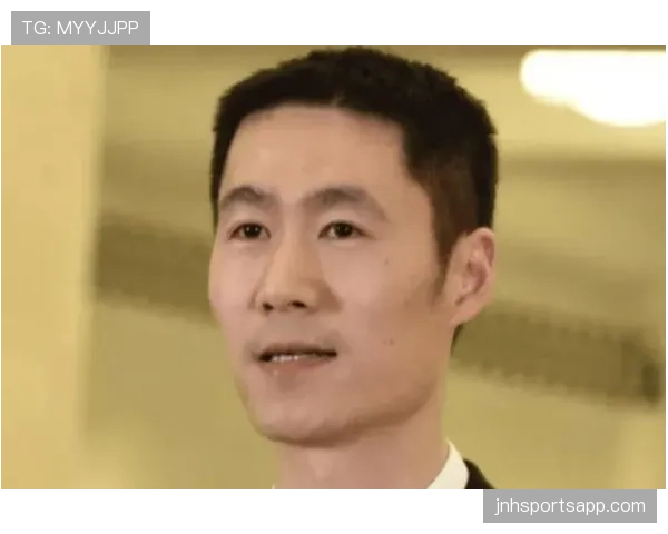 王励勤退役后这身材管理也太狠了，饭局上别人喝酒他啃鸡胸肉？